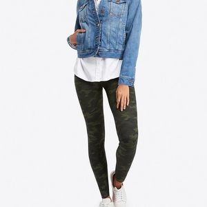 Spanx Look At Me Now Camo Seamless leggings. Size small. Never worn!